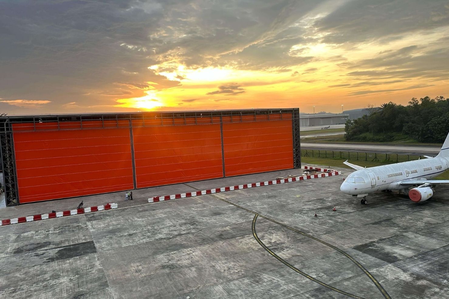 Aircraft hangar doors